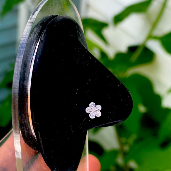 Flower 🌸 (L shape Nose Stud) - Picture 1 of 3